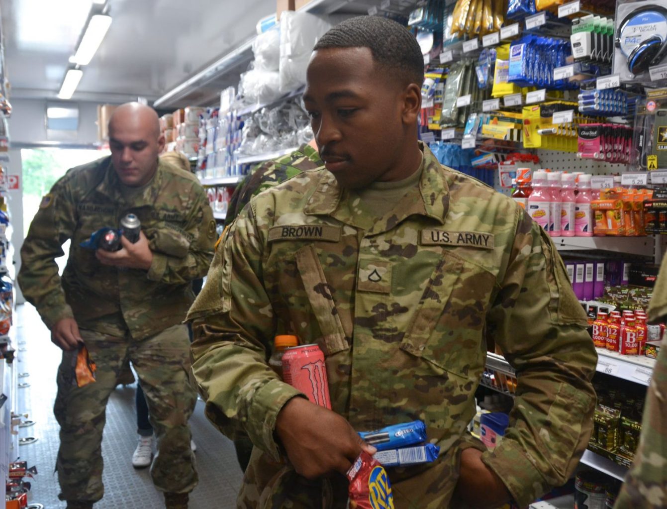 Troops grabbing snacks in the MFE.