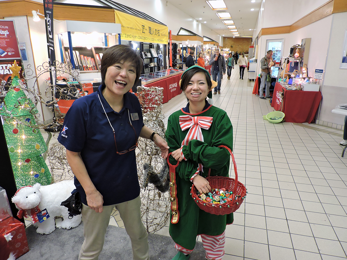 Misawa Main Store associates (left) Supervisory Sales Clerk Noriko Nomura and (right) Sales Clerk Satomi Mantoku bring holiday cheer to customers during a special event.