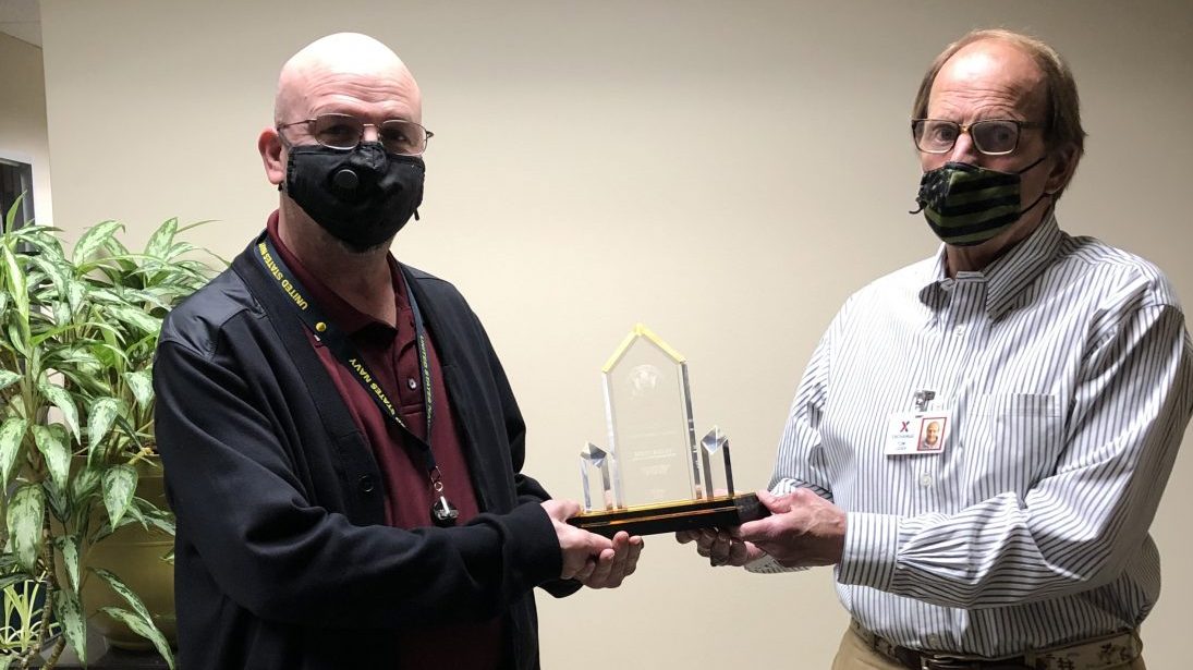 Chief Administrative Officer Tom Lozier, right, presents EEODI analyst Brent Bailey with his Federal Executive Board Public Service Award for North Texas Combined Federal Campaign (CFC) Coordinator of the Year for 2019.