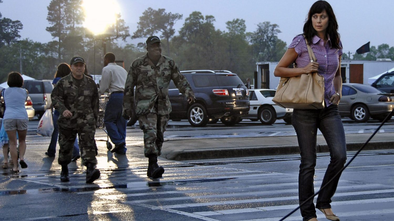 <strong>"Army Wives' star Catherine Bell during filming at Charleston Air Force Base in April 2008. The Lifetime series shot season two episodes at several locations on the base, including the Exchange. Behind Bell are Tech. Sgt. Erwin Aguilla and Staff Sgt. Jeffrey Graham of the 437th Airlift Wing Safety Office (U.S. Air Force photo/Airman 1st Class Katie Gieratz)