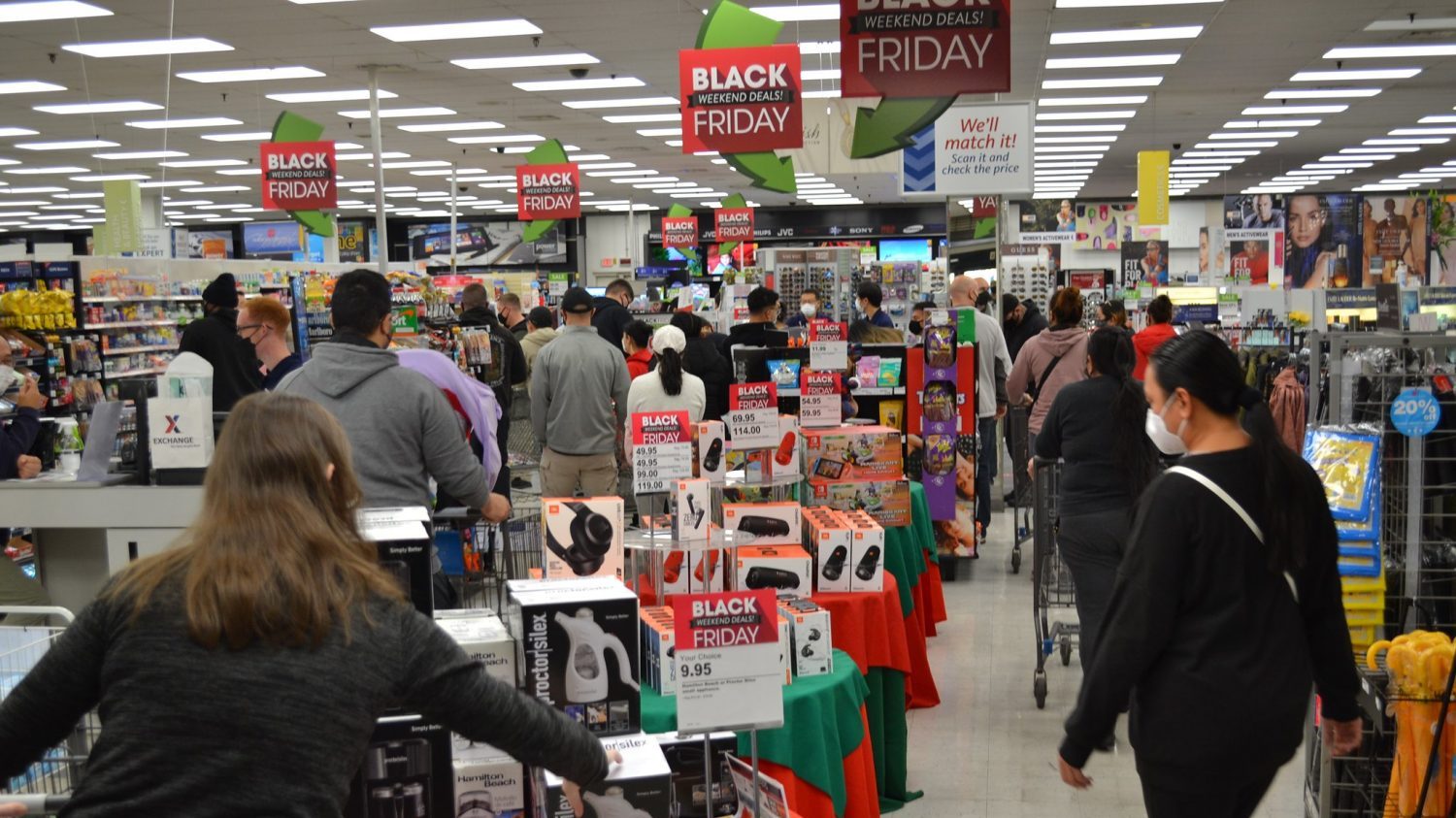 <b>Black Friday 2021 shoppers at the Korea Southern Exchange.</b>