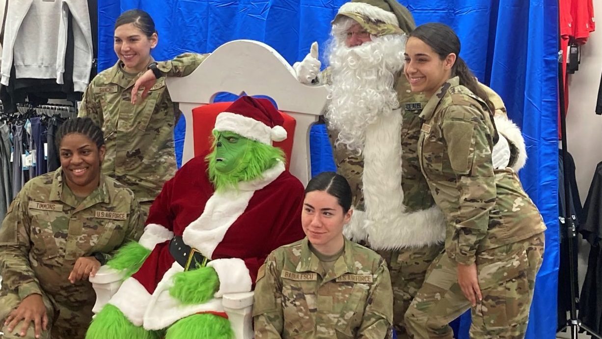 <b>Trainees poses with a couple of holiday celebrities during the BMT Extravaganza at the JBSA-Lackland Exchange. The BX holds an annual shopping day  for Basic Military Trainees, who usually can't leave their dorms.