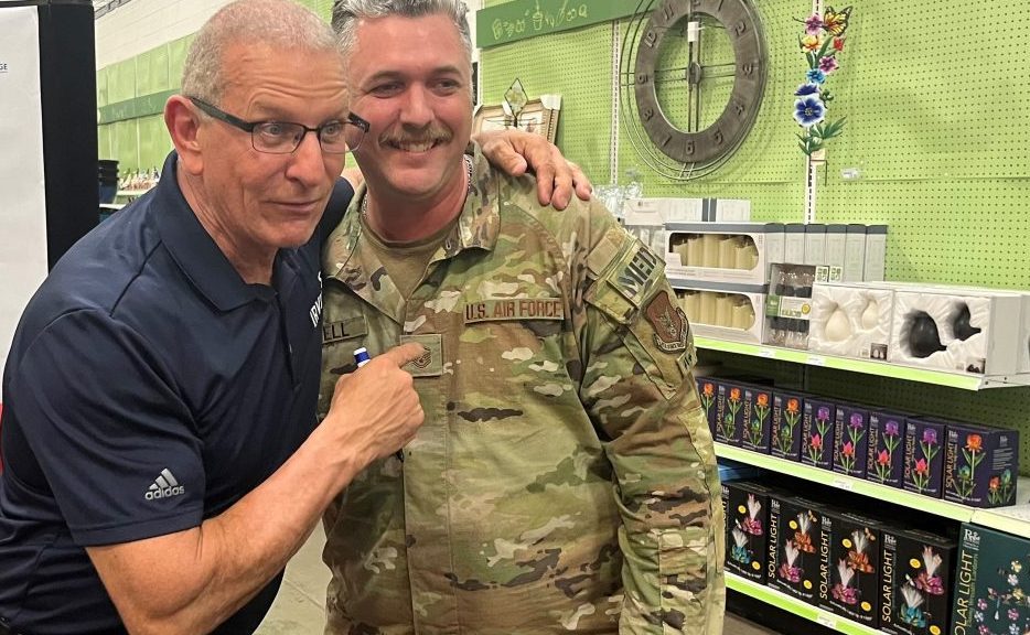 <b>Celebrity chef Robert Irvine with Master Sgt. Lindsay Estell during Irvine's meet-and-greet at NAS JRB Fort Worth.</b>